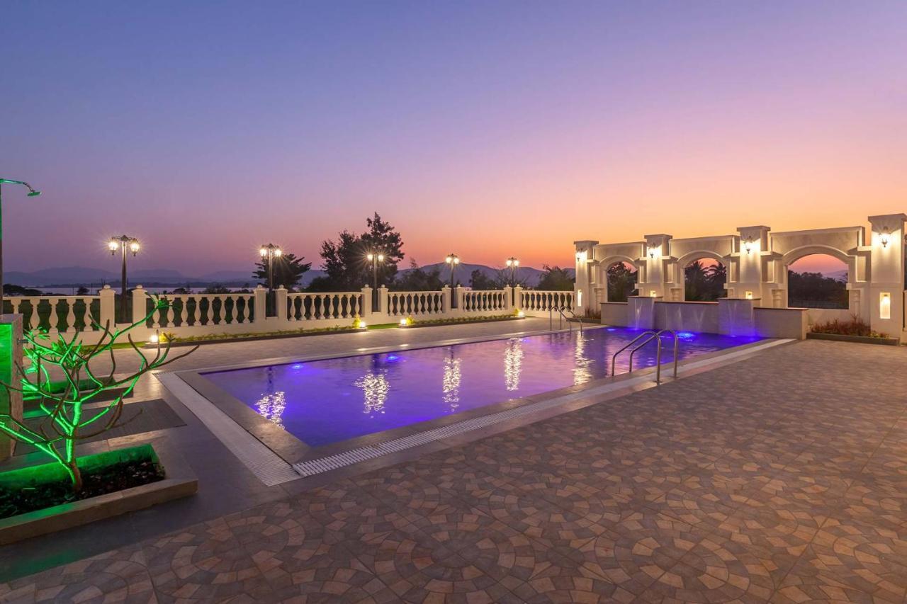 Stayvista'S Lake La Vie - Tranquil Lake-View Villa Amidst Farmland With Pool And Poolside Gazebo - Proximity To Sula Nashik Dış mekan fotoğraf