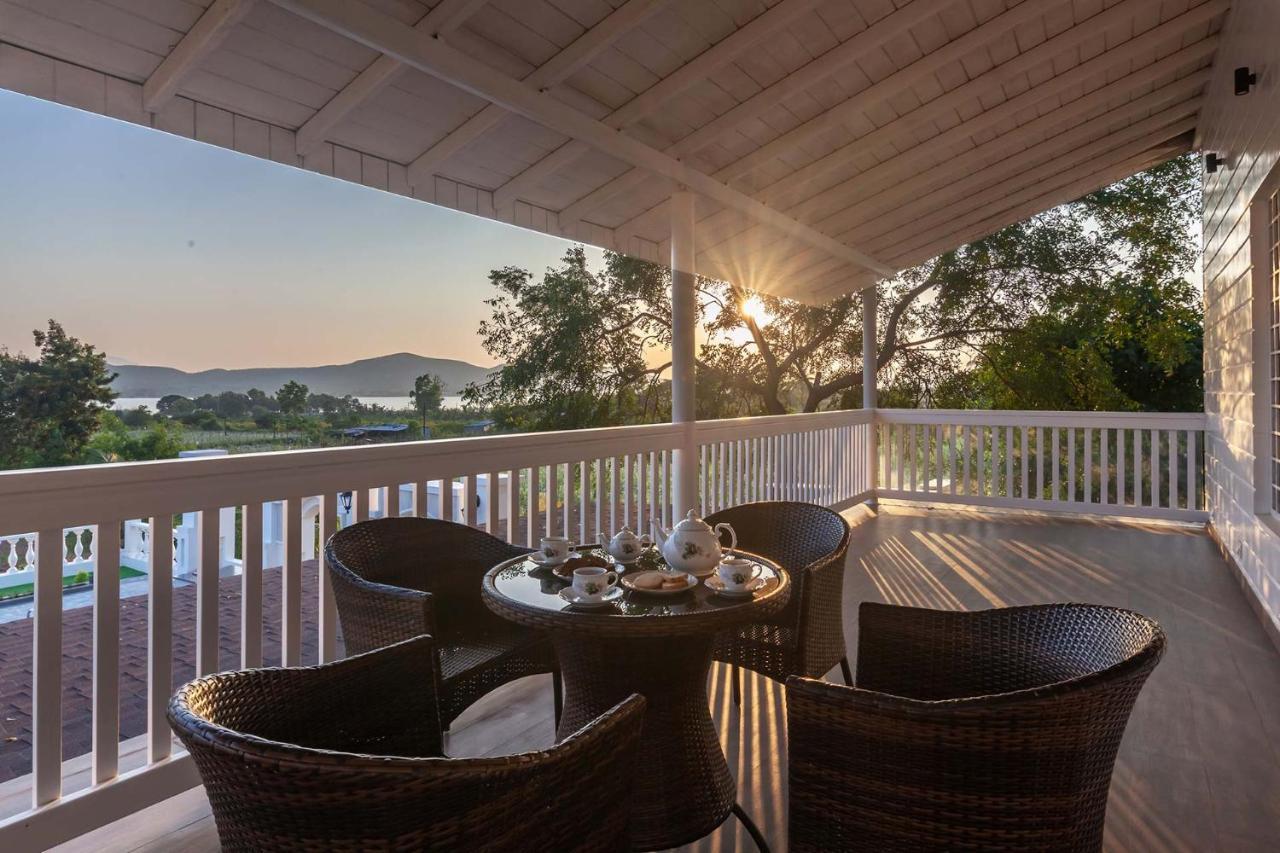 Stayvista'S Lake La Vie - Tranquil Lake-View Villa Amidst Farmland With Pool And Poolside Gazebo - Proximity To Sula Nashik Dış mekan fotoğraf