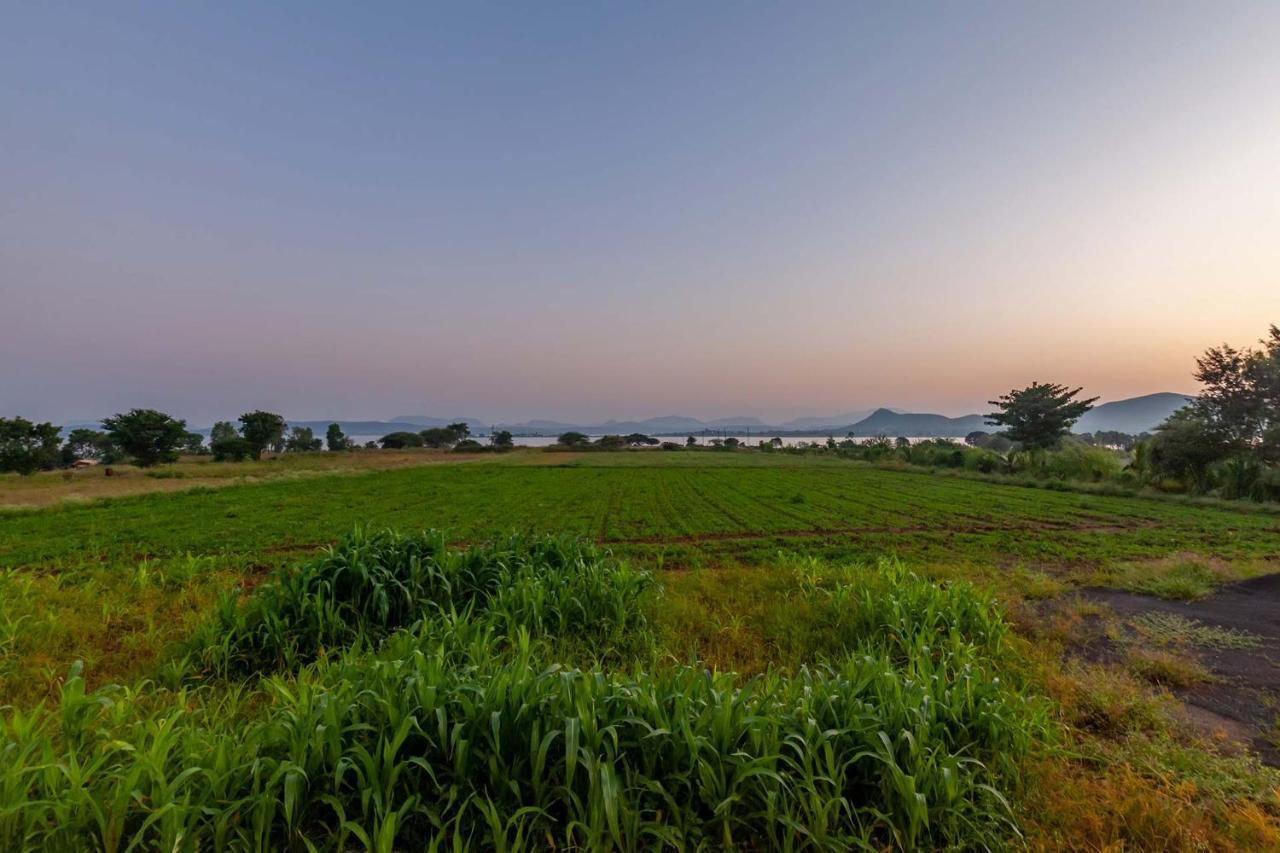 Stayvista'S Lake La Vie - Tranquil Lake-View Villa Amidst Farmland With Pool And Poolside Gazebo - Proximity To Sula Nashik Dış mekan fotoğraf