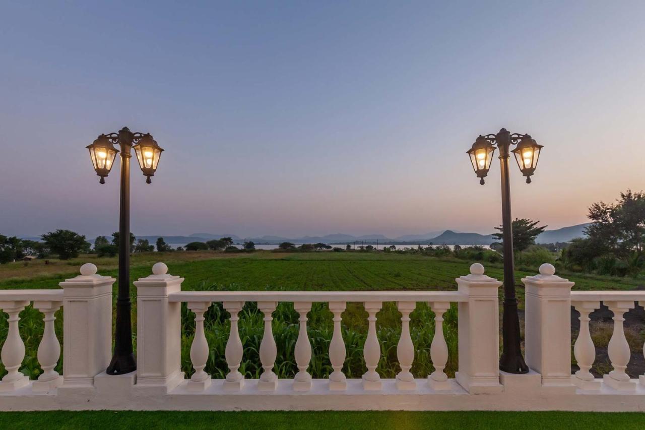 Stayvista'S Lake La Vie - Tranquil Lake-View Villa Amidst Farmland With Pool And Poolside Gazebo - Proximity To Sula Nashik Dış mekan fotoğraf