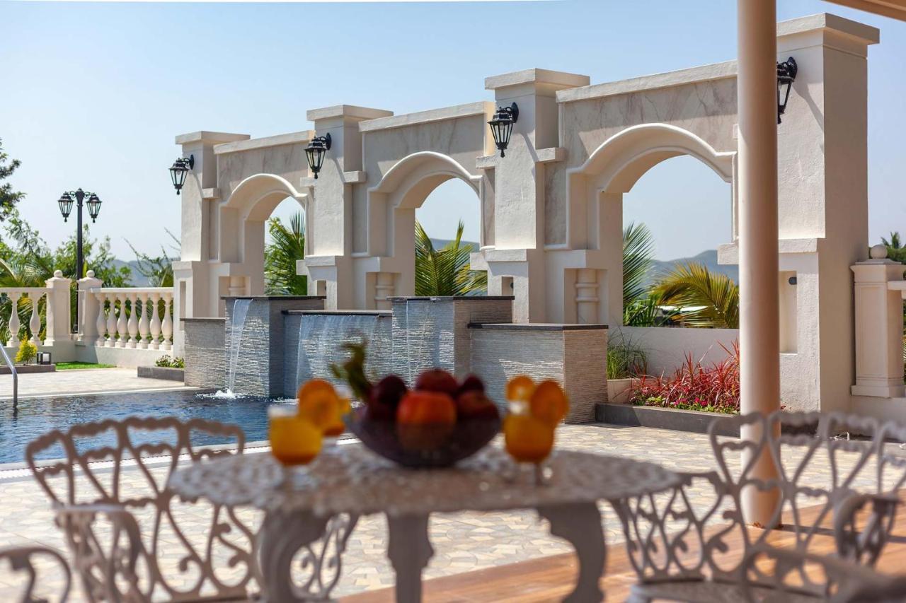 Stayvista'S Lake La Vie - Tranquil Lake-View Villa Amidst Farmland With Pool And Poolside Gazebo - Proximity To Sula Nashik Dış mekan fotoğraf