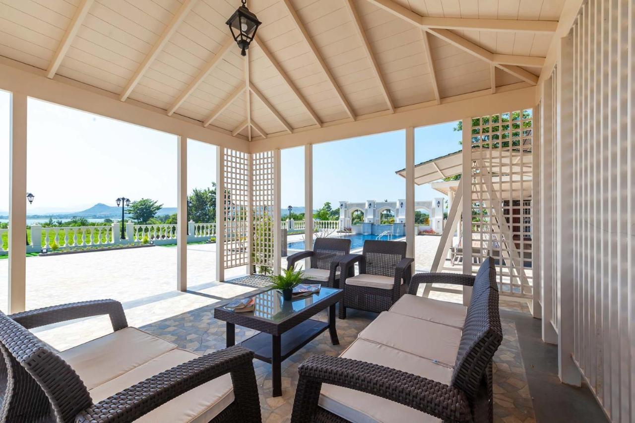 Stayvista'S Lake La Vie - Tranquil Lake-View Villa Amidst Farmland With Pool And Poolside Gazebo - Proximity To Sula Nashik Dış mekan fotoğraf