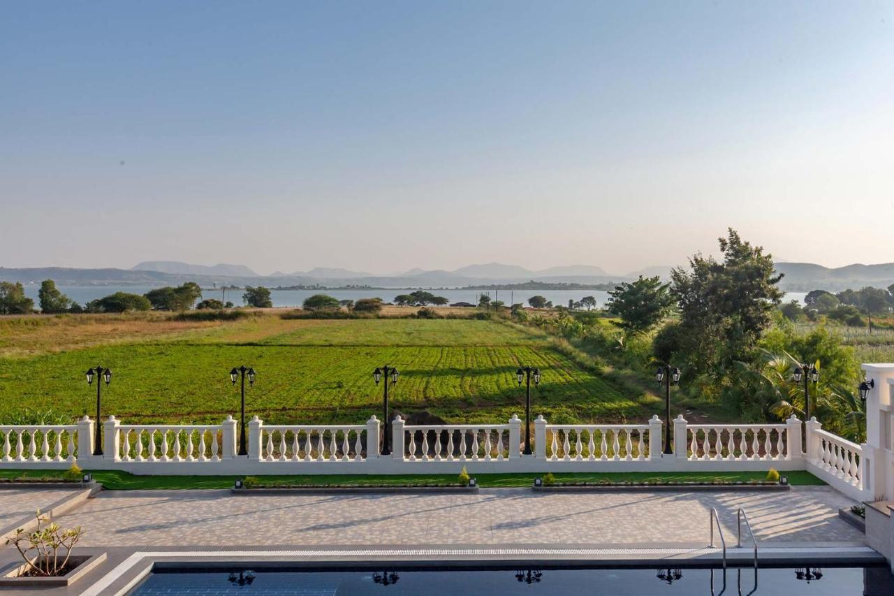 Stayvista'S Lake La Vie - Tranquil Lake-View Villa Amidst Farmland With Pool And Poolside Gazebo - Proximity To Sula Nashik Dış mekan fotoğraf