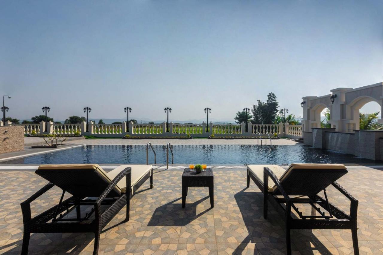 Stayvista'S Lake La Vie - Tranquil Lake-View Villa Amidst Farmland With Pool And Poolside Gazebo - Proximity To Sula Nashik Dış mekan fotoğraf